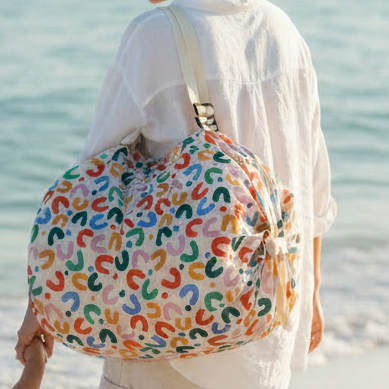 Beach lifestyle foto moeder met tas en kindje 1:1